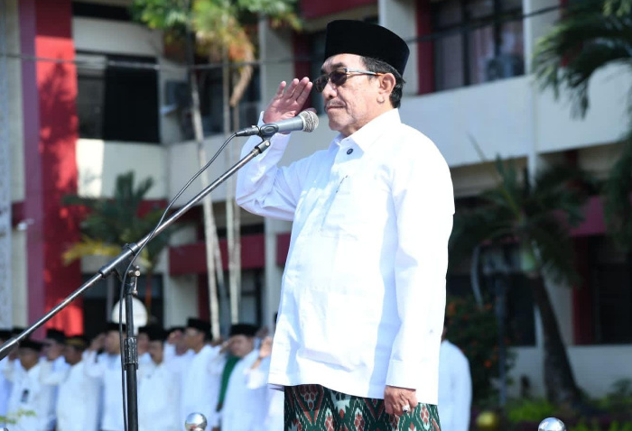 FOTO: Wakil Bupati Sumenep, KH. Imam Hasyim, saat apel peringatan Hari Santri Nasional (HSN), di halaman Kantor Bupati, Senin (19/10/2026).